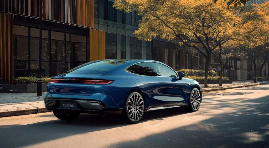 メルカラー　クレイジージャーニー　8 Geely Galaxy Starshine 8 PHEV with 1,600 km range entered