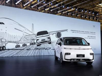 Geely LEVC L380 (5)
